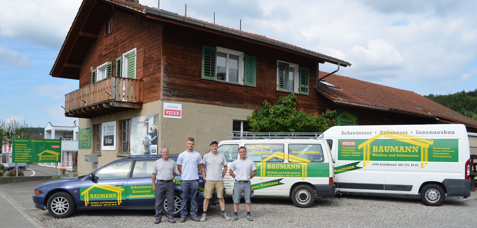 Baumann-Betrieb in Schöftland mit Mitarbeitenden und Firmenfahrzeugen